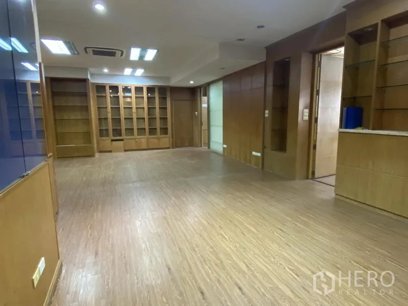 办公空间 出租在Din Daeng, Bangkok - 大型工作区，木质柜体、吊顶灯与天花空调机组。