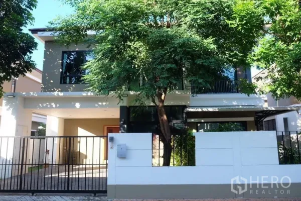 Detached House for rent in Bang Phli, Samut Prakan - Modern two-storey detached house with gated driveway and mature trees in Bang Phli.
