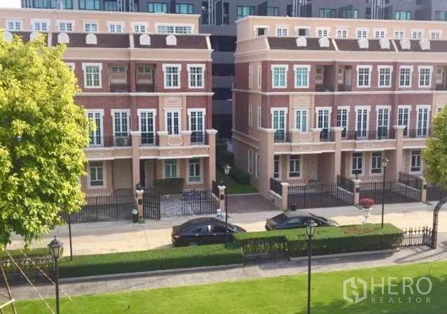 ทาวน์เฮาส์ ให้เช่าหรือขายในBangkok - มุมมองโครงการทาวน์เฮ้าส์ พร้อมสนามหญ้าและแถวบ้านเรียงกันอย่างเป็นระเบียบ