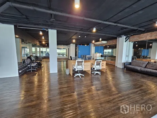 สำนักงาน ให้เช่าในWatthana, Bangkok - โซนออฟฟิศพร้อมโต๊ะทำงาน เก้าอี้ หมาผนังกระจกเงา ผนังอิฐโชว์แนว และเครื่องปรับอากาศ.