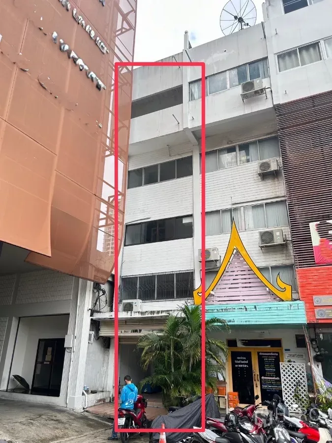 อาคารพาณิชย์ ให้เช่าหรือขายในHuai Khwang, Bangkok - อาคารตึกแถว 4 ชั้นในบางกะปิ ห้วยขวาง หน้ากว้าง ชั้นล่างมีพื้นที่จอดและช่องหน้าต่างใหญ่