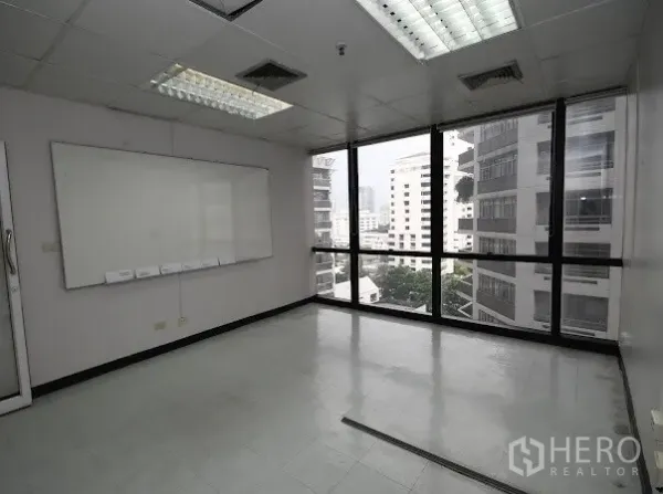 สำนักงาน ให้เช่าในWatthana, Bangkok - ห้องมุมมีหน้าต่างสูงจรดเพดาน วิวเมือง กระดานไวท์บอร์ด และไฟฝ้าแบบทีบาร์