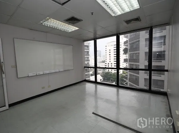 สำนักงาน ให้เช่าในWatthana, Bangkok - ห้องมุมมีหน้าต่างสูงจรดเพดาน วิวเมือง กระดานไวท์บอร์ด และไฟฝ้าแบบทีบาร์