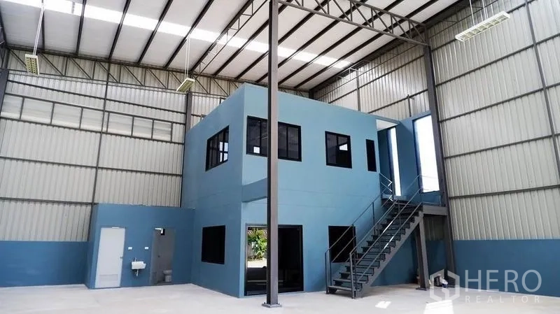 货栈 出租在Bueng Kum, Bangkok - 8-10米净高的仓库大厅，带夹层办公室、楼梯、洗手盆与卫生间。