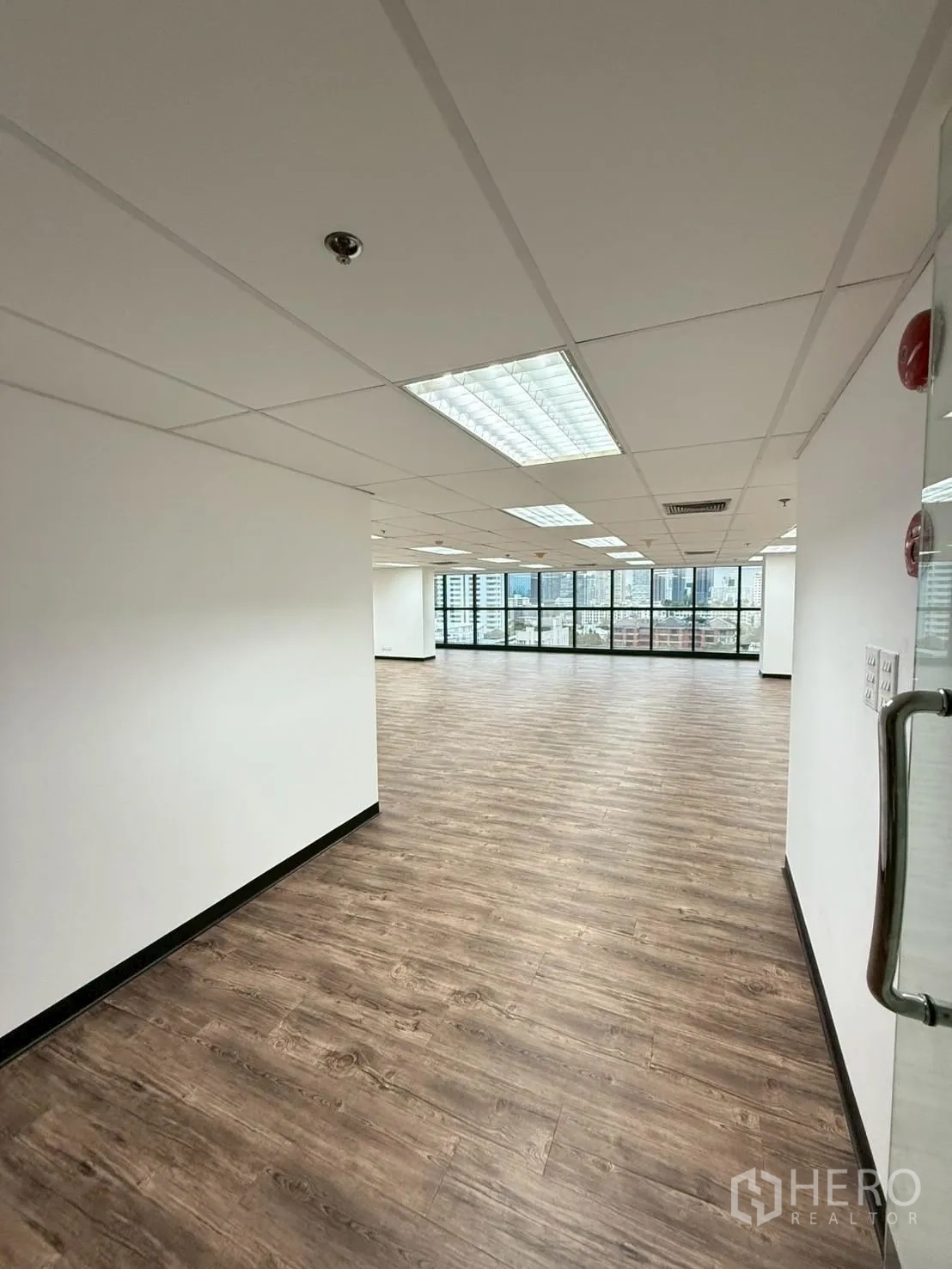 ออฟฟิศ for rent in Watthana, Bangkok - โถงทางเข้าพร้อมประตูกระจกเปิดสู่พื้นที่ทำงานสว่างและหน้าต่างบานใหญ่