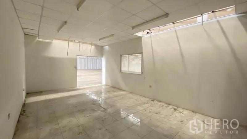 货栈 出租在Samut Prakan - 小型办公室，瓷砖地面、窗户与日光灯照明。