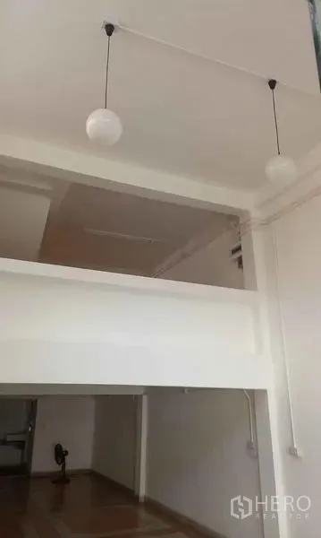 อาคารพาณิชย์ ให้เช่าในBangkok - พื้นที่ภายในเพดานสูง มีชั้นลอยและโคมไฟทรงกลม.