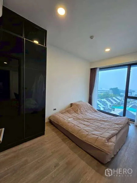 คอนโด ให้เช่าในPhaya Thai, Bangkok - ห้องนอนสว่างพร้อมหน้าต่างสูงจรดเพดาน วิวเมือง และตู้เสื้อผ้าบิวท์อินเงา