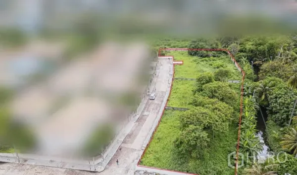 ที่ดิน ขายในBang Bon, Bangkok - ภาพมุมสูงเฉียง แปลงหญ้ารูปทรงสี่เหลี่ยมขีดเส้นสีแดง ข้างถนนคอนกรีตและคลอง