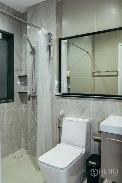 บ้าน ขายในSai Mai, Bangkok - ห้องน้ำกะทัดรัดพร้อมมุมอาบน้ำ โถสุขภัณฑ์ และอ่างล้างหน้าโทนเทา