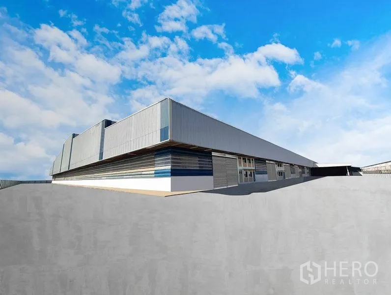 คลังสินค้า ให้เช่าในSi Maha Phot, Prachin Buri - ภายนอกโกดังผนังเมทัลชีท ท้องฟ้าโปร่ง พร้อมทางเข้าขนถ่ายด้านข้าง