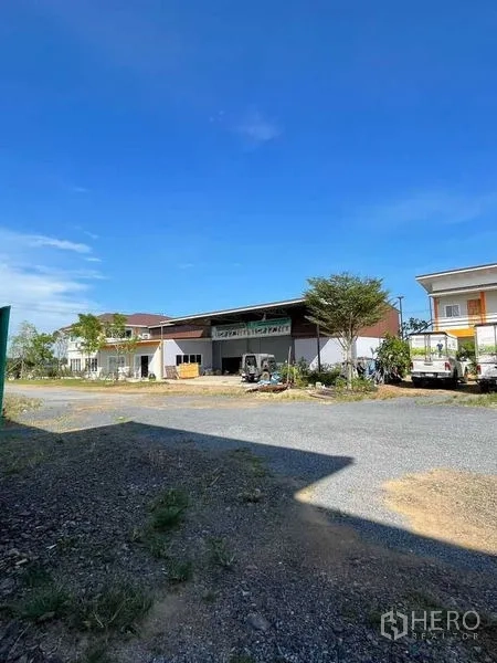 คลังสินค้า ให้เช่าหรือขายในPathum Thani - ลานกว้างหน้าโรงงานโกดัง พร้อมทางรถบรรทุกและประตูม้วน