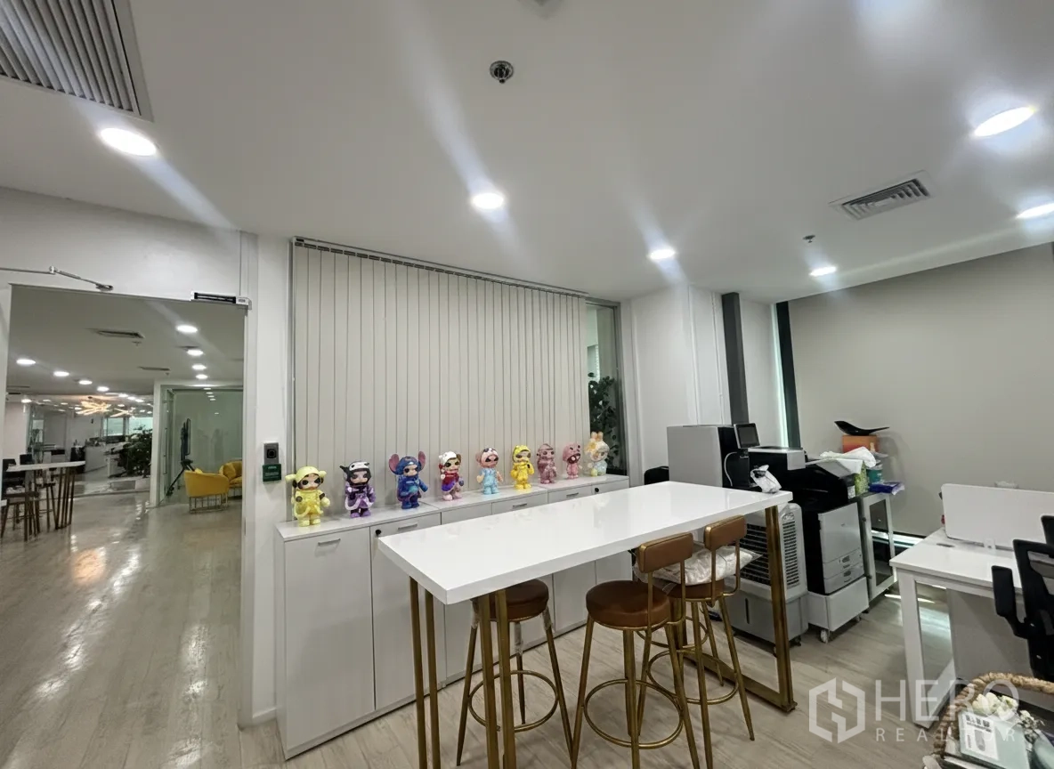 办公空间 for rent in Din Daeng, Bangkok - 茶水间一角，高吧台与凳子，柜体和办公设备。