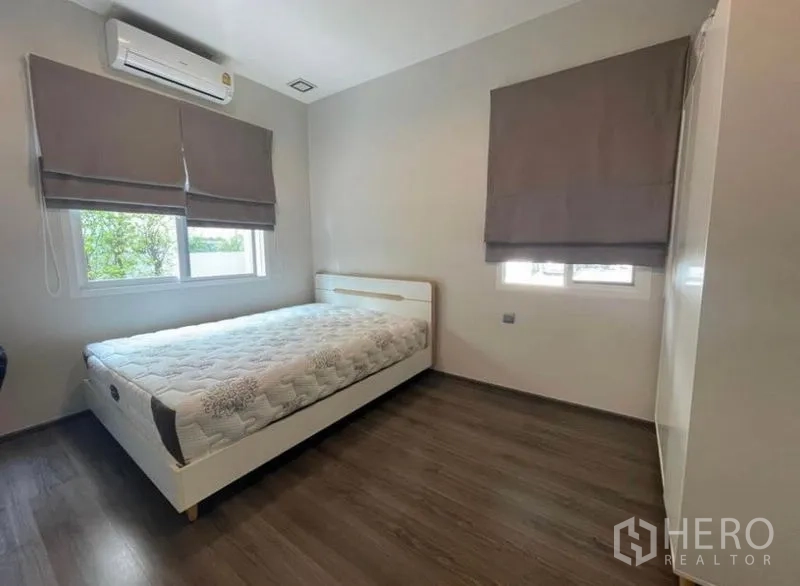 บ้าน ให้เช่าในLat Krabang, Bangkok - ห้องนอนอบอุ่นพร้อมเตียง เครื่องปรับอากาศ หน้าต่างสองบาน และพื้นไม้