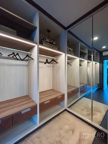 独立式住宅 出租在Bang Kapi, Bangkok - 步入式衣帽间，照明开放式衣柜与整面镜门。