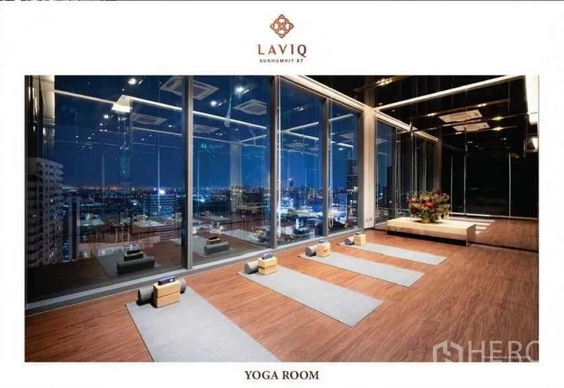 公寓 出租或出售 - 瑜伽室，落地玻璃与瑜伽垫，面向曼谷夜景。