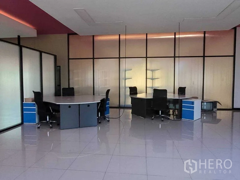 工厂 出售在Saphan Sung, Bangkok - 开放式办公室，组合工位、磨砂玻璃隔断与亮面地砖。