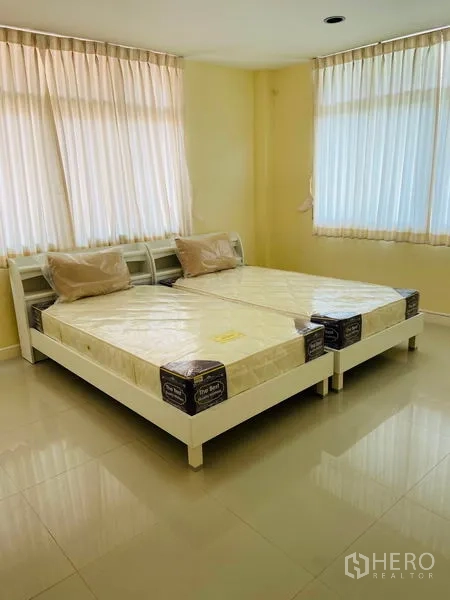 บ้าน ให้เช่าในWatthana, Bangkok - ห้องนอนมุมห้อง เตียงเดี่ยว 2 เตียง ผ้าม่านโปร่งรอบด้าน