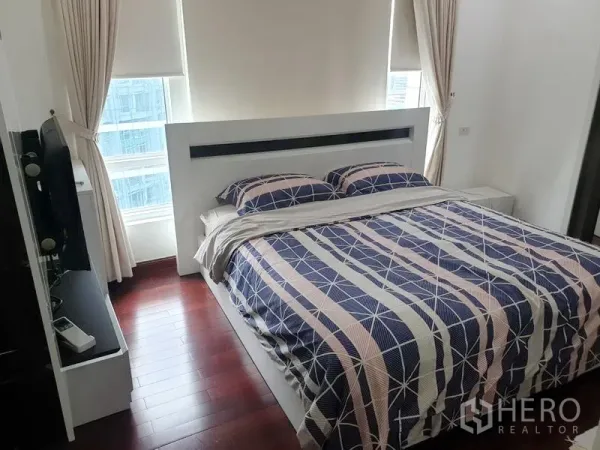 คอนโด ให้เช่าหรือขายในPathum Wan, Bangkok - ห้องนอนใหญ่เตียงขนาดใหญ่ พื้นไม้ ผ้าม่านกันแสง และวิวเมือง