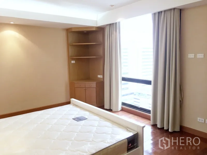 คอนโด ให้เช่าในPathum Wan, Bangkok - มุมห้องนอนพร้อมชั้นบิวท์อิน หน้าต่างบานใหญ่และผ้าม่าน