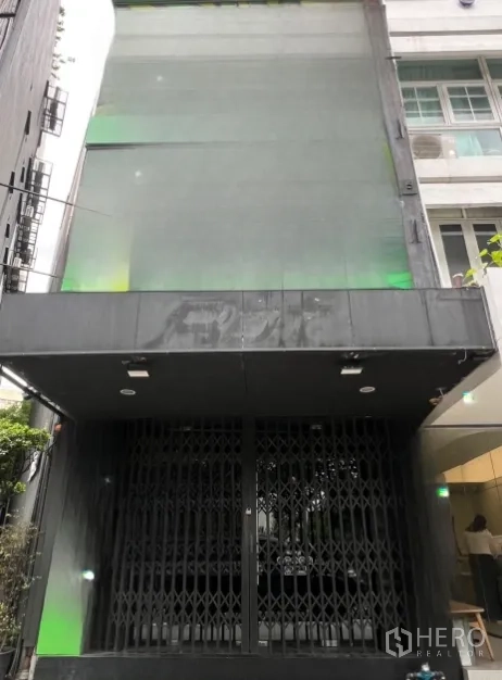 店屋 出租在Khlong Toei, Bangkok - 曼谷Ekkamai多层店屋外立面，黑色门面配大型招牌位、雨棚与折叠钢制闸门。