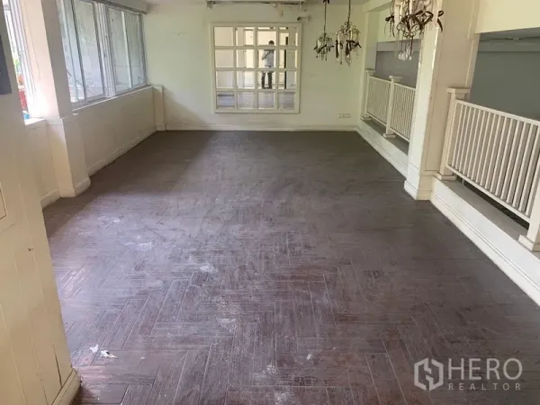 อาคารพาณิชย์ ให้เช่าในWatthana, Bangkok - ชั้นบนสว่างด้วยหน้าต่างกว้าง พื้นลายก้างปลา และราวกันตกสีขาว