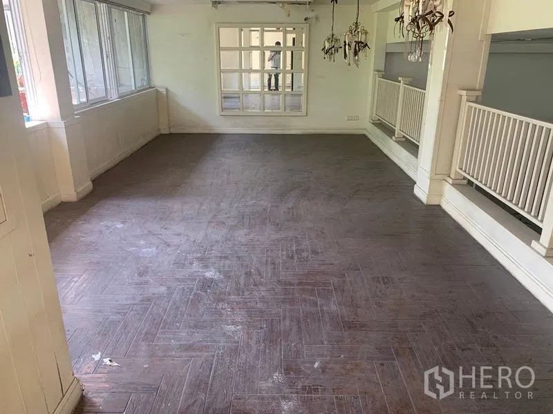 อาคารพาณิชย์ ให้เช่าในWatthana, Bangkok - ชั้นบนสว่างด้วยหน้าต่างกว้าง พื้นลายก้างปลา และราวกันตกสีขาว