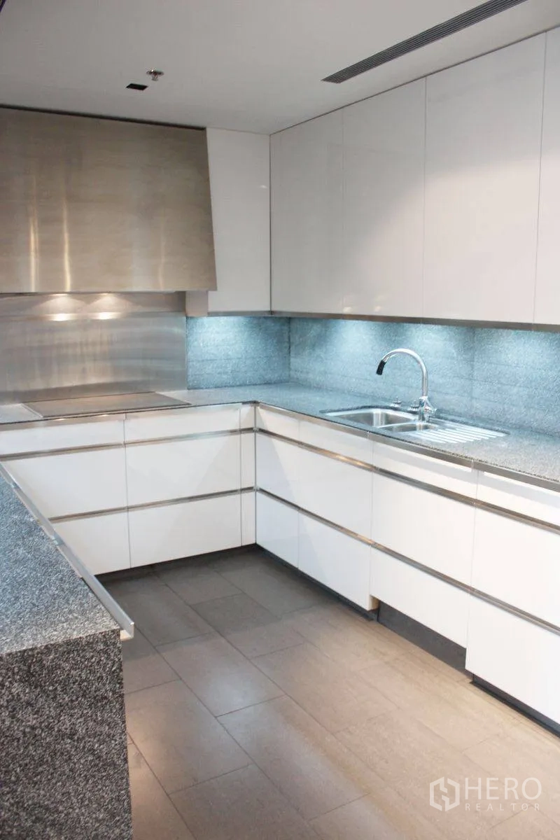 คอนโด ให้เช่าหรือขายในSathon, Bangkok - ครัวรูปตัวแอล ท็อปหิน ไฟใต้ตู้ และแผงสเตนเลส