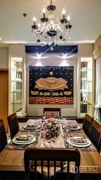 คอนโด ให้เช่าในKhlong Toei, Bangkok - โต๊ะอาหารจัดเซ็ตใต้โคมระย้า มีงานศิลป์และตู้โชว์กระจก