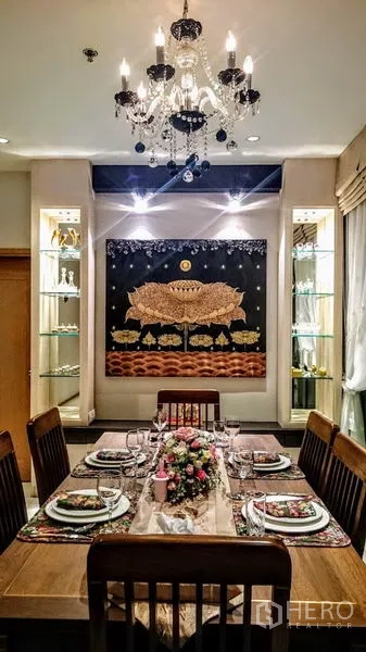 คอนโด ให้เช่าในKhlong Toei, Bangkok - โต๊ะอาหารจัดเซ็ตใต้โคมระย้า มีงานศิลป์และตู้โชว์กระจก