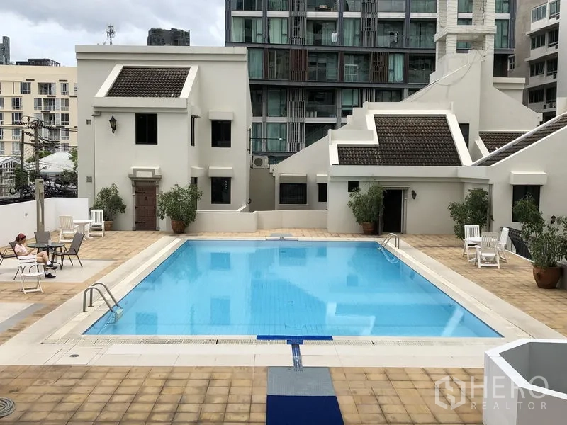 คอนโด ให้เช่าในWatthana, Bangkok - สระว่ายน้ำส่วนกลางของคอนโด พร้อมพื้นที่นั่งพักผ่อน ล้อมด้วยอาคารเตี้ย