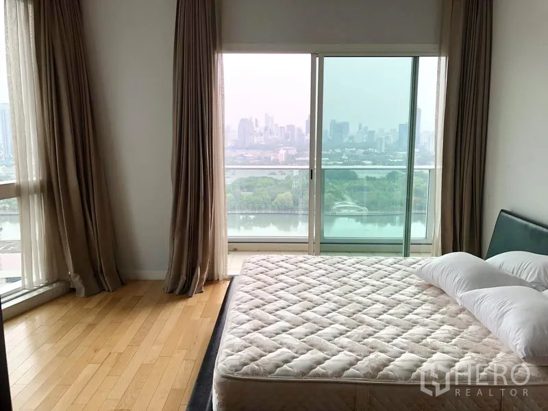 คอนโด ให้เช่าในKhlong Toei, Bangkok - ห้องนอนพร้อมระเบียงและหน้าต่างเต็มบาน มองเห็นวิวทะเลสาบและเมือง