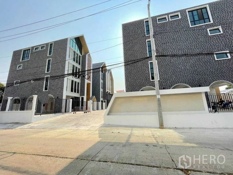 สำนักงานที่บ้าน ให้เช่าในBang Kapi, Bangkok - โครงการโฮมออฟฟิศสมัยใหม่ มีรั้วรอบแน่นหนาและอาคารผนังก่ออิฐ.