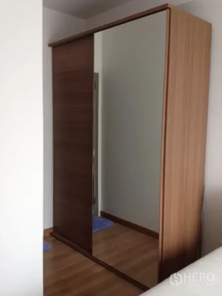 คอนโด ให้เช่าในKhlong Toei, Bangkok - ตู้เสื้อผ้าบานเลื่อนลายไม้พร้อมกระจกเต็มตัวในห้องนอน