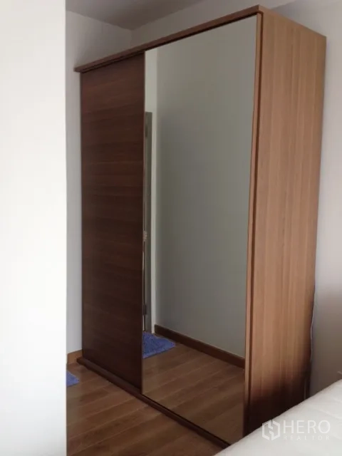 คอนโด ให้เช่าในKhlong Toei, Bangkok - ตู้เสื้อผ้าบานเลื่อนลายไม้พร้อมกระจกเต็มตัวในห้องนอน