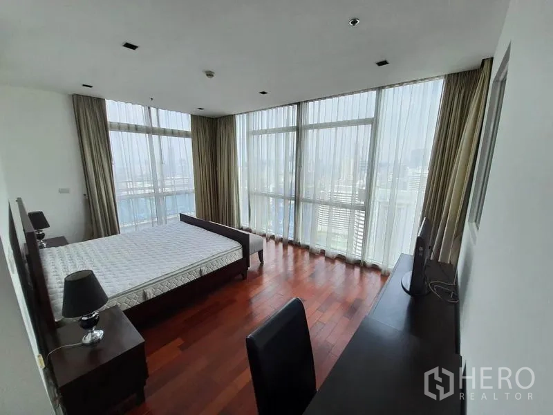 คอนโด ให้เช่าในPathum Wan, Bangkok - ห้องนอนมุม พื้นไม้จริง วิวเมืองรอบด้าน