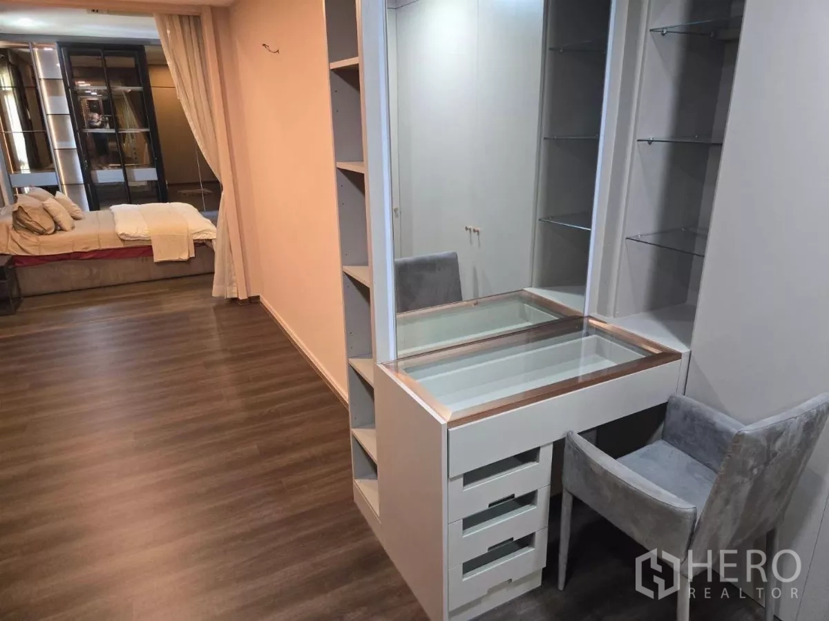 Detached House for rent or sale in Bang Phli, Samut Prakan - Modern bathroom with glass-enclosed shower and floor-to-ceiling tiles.