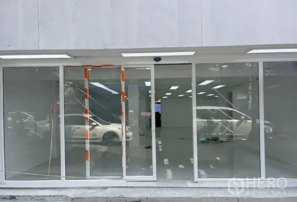 零售空间 出租在Khlong Toei, Bangkok - 宽幅玻璃立面，推拉门与门楣LED照明。