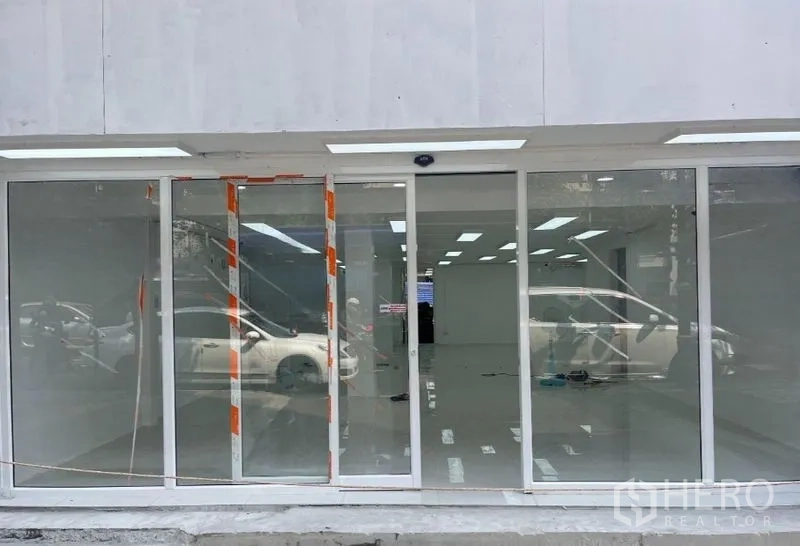 零售空间 出租在Khlong Toei, Bangkok - 宽幅玻璃立面，推拉门与门楣LED照明。