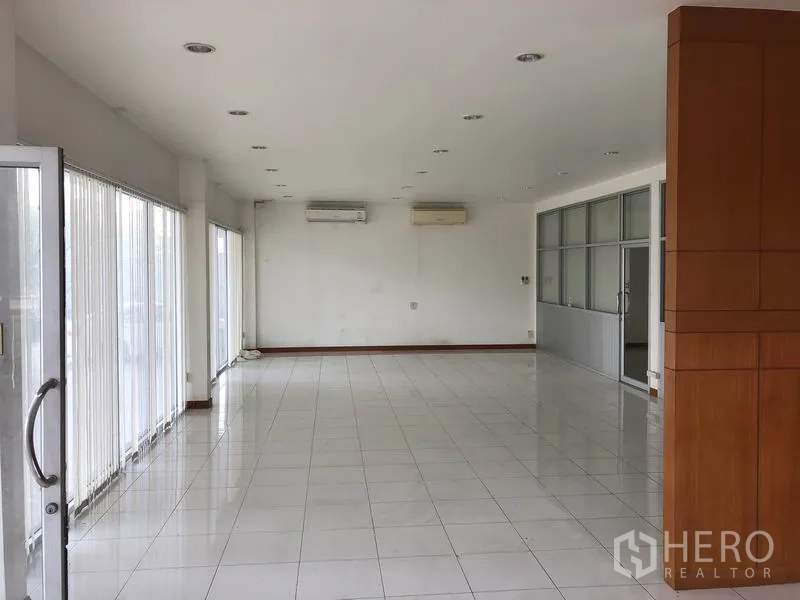 工厂 出租在Sai Noi, Nonthaburi - 采光良好的办公室区域，落地窗与瓷砖地面