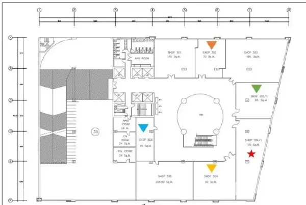 办公空间 出租在Phaya Thai, Bangkok - 商业楼层平面图，显示电梯、公共卫生间与85平米单元的位置。