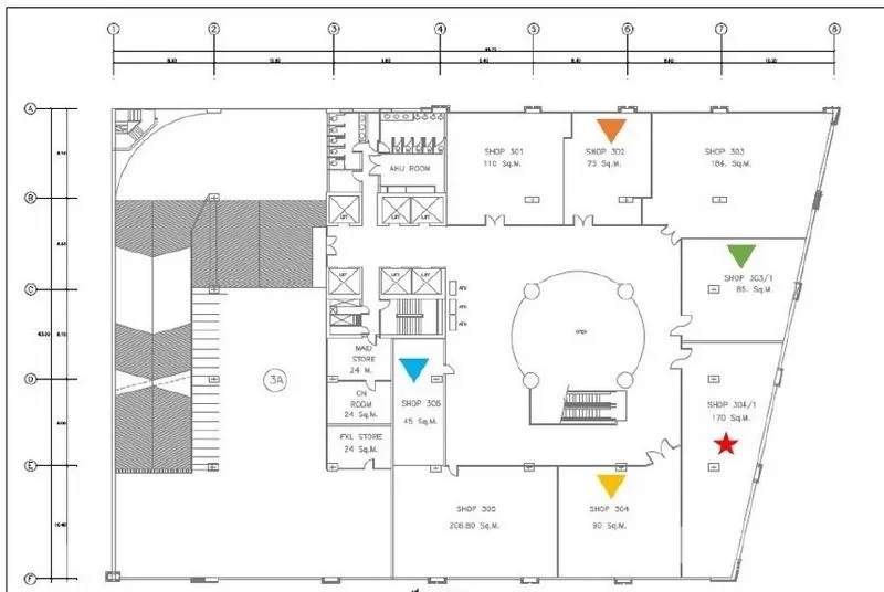 办公空间 出租在Phaya Thai, Bangkok - 商业楼层平面图，显示电梯、公共卫生间与85平米单元的位置。