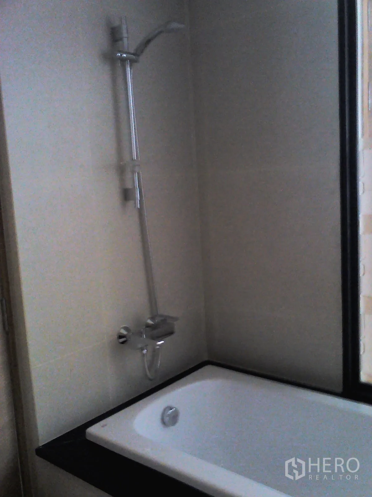 คอนโด ให้เช่าหรือขายในWatthana, Bangkok - ห้องน้ำสมัยใหม่พร้อมอ่างอาบน้ำและฝักบัวข้างหน้าต่าง ในคอนโดย่านเอกมัย