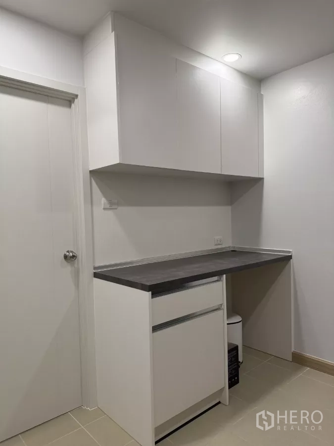 คอนโด ให้เช่าในKhlong Toei, Bangkok - พื้นที่แพนทรีพร้อมตู้แขวนด้านบนและท็อปเคาน์เตอร์สำหรับเก็บของ