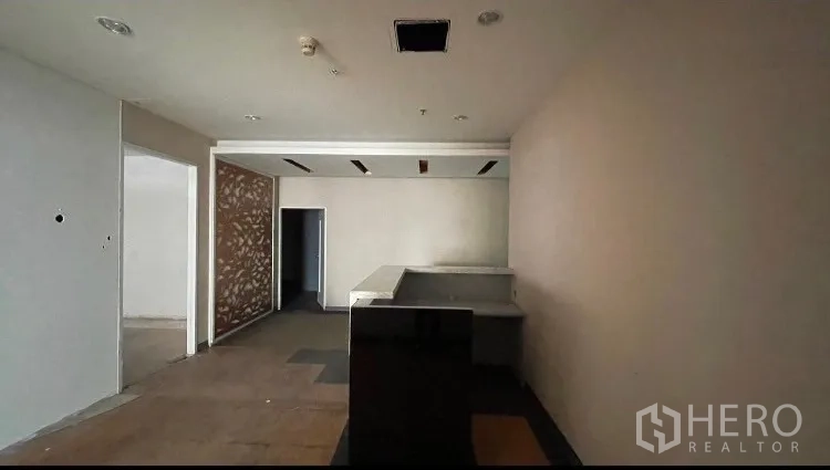 สำนักงาน ให้เช่าหรือขาย - โถงทางเข้าแบบลอบบี้พร้อมเคาน์เตอร์ต้อนรับหินเข้มและประตูสู่ห้องด้านข้าง