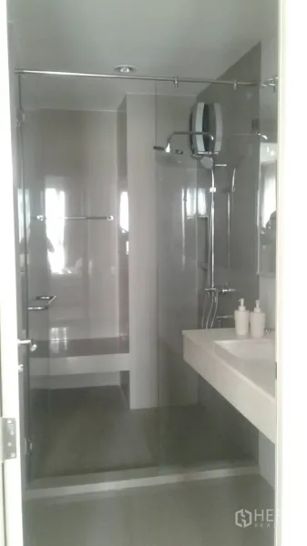 公寓 出租在Khlong Toei, Bangkok - 现代浴室，玻璃淋浴间与台面洗手盆。