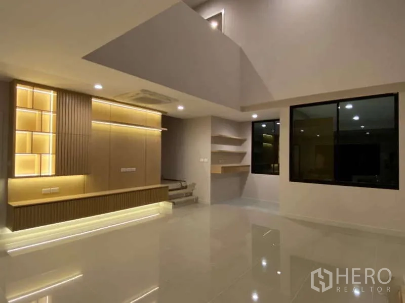 ทาวน์เฮาส์ ให้เช่าหรือขายในSaphan Sung, Bangkok - นั่งเล่นเพดานสูงพร้อมไฟซ่อน ชั้นลอย และหน้าต่างบานใหญ่