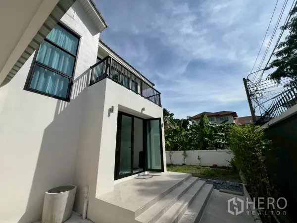 บ้าน ให้เช่าในSuan Luang, Bangkok - ประตูทางเข้าด้านข้าง มีขั้นบันไดและประตูกระจกบานเลื่อนเปิดสู่สวนเล็ก.