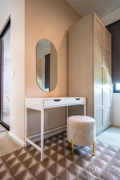 ทาวน์เฮาส์ ให้เช่าหรือขายในSuan Luang, Bangkok - มุมโต๊ะเครื่องแป้งพร้อมกระจก เก้าอี้บุนวม และตู้เสื้อผ้าสูงใกล้ห้องน้ำ