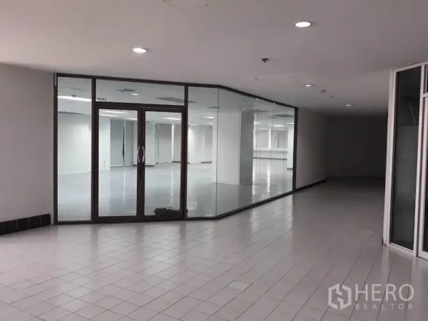 สำนักงาน ให้เช่าในHuai Khwang, Bangkok - ทางเข้าออฟฟิศกระจกบานใหญ่แบบมุม จากโถงทางเดินปูกระเบื้อง